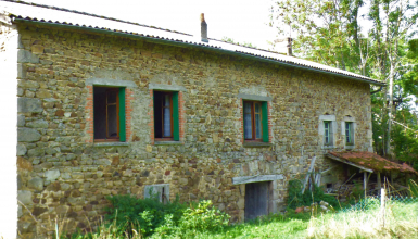 Maison indépendante avec jardin dans un hameau.